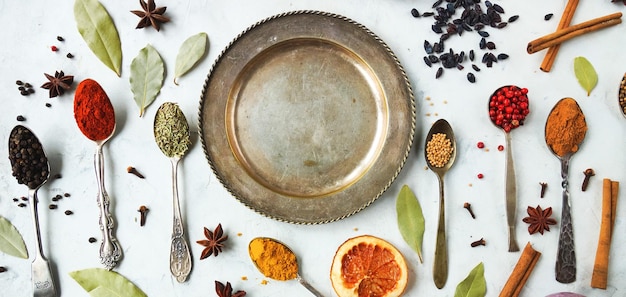 Zestaw przypraw i talerzy